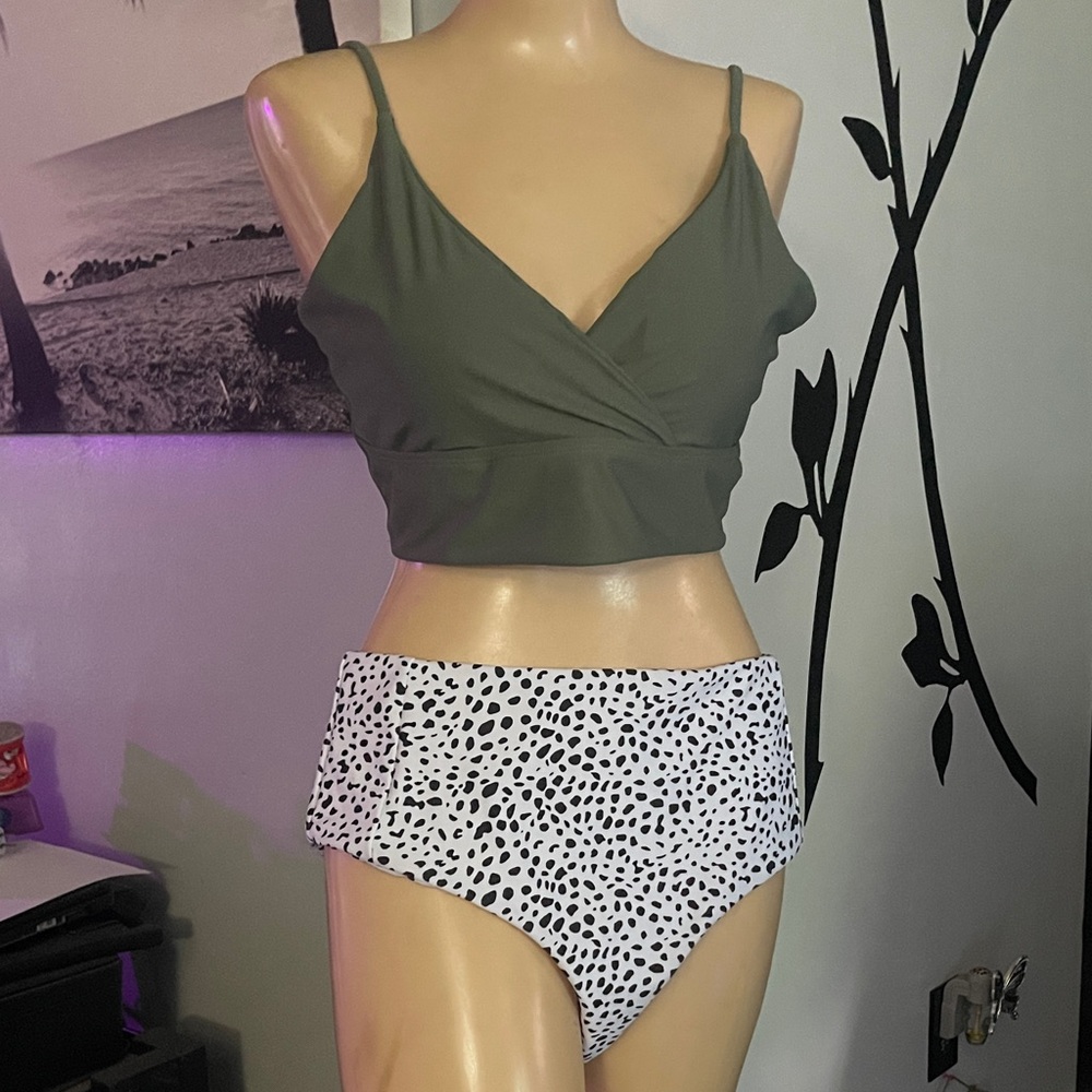 NWOT SHEIN Olive and White Bikini Set (XL)